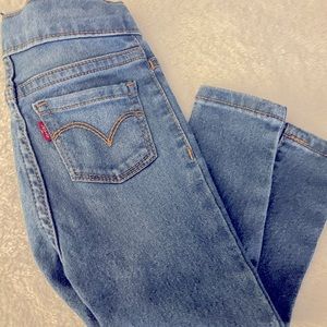 Like new toddler Levi’s pull on jeggings.  Size 18 month